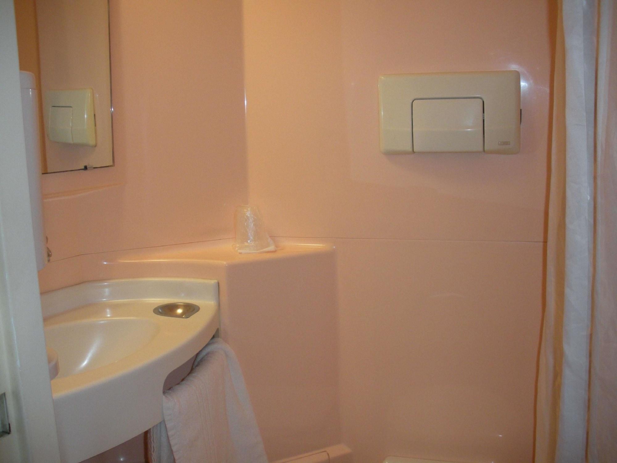 พรีเมียรคลาสเดรอักซ์ Hotel Dreux ภายนอก รูปภาพ