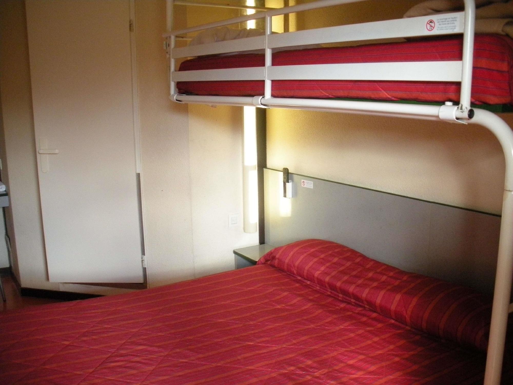 พรีเมียรคลาสเดรอักซ์ Hotel Dreux ภายนอก รูปภาพ