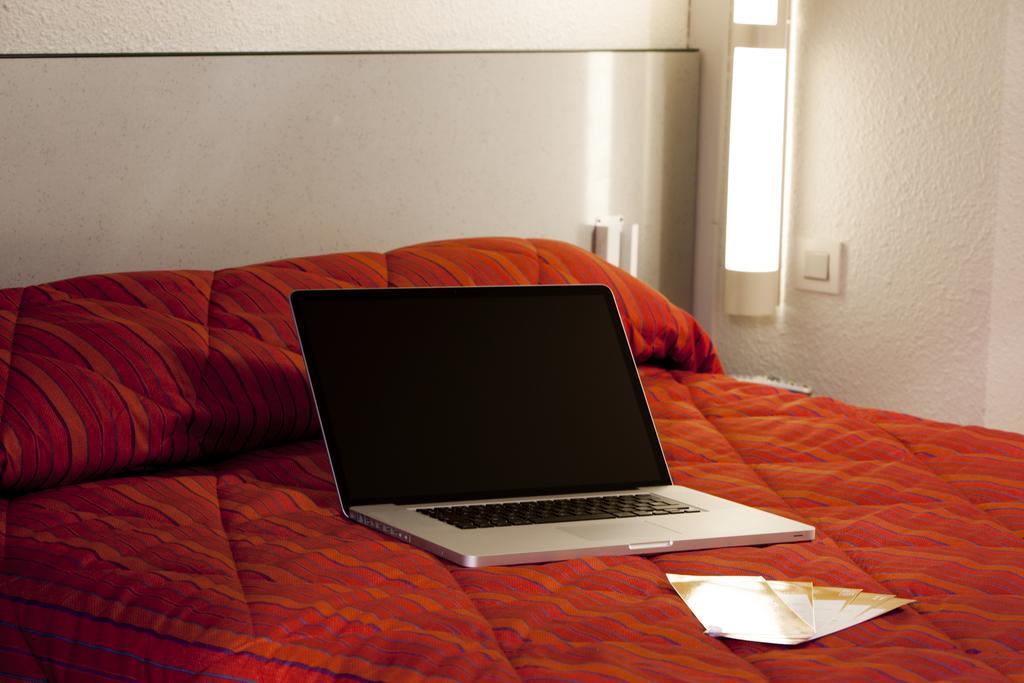 พรีเมียรคลาสเดรอักซ์ Hotel Dreux ภายนอก รูปภาพ