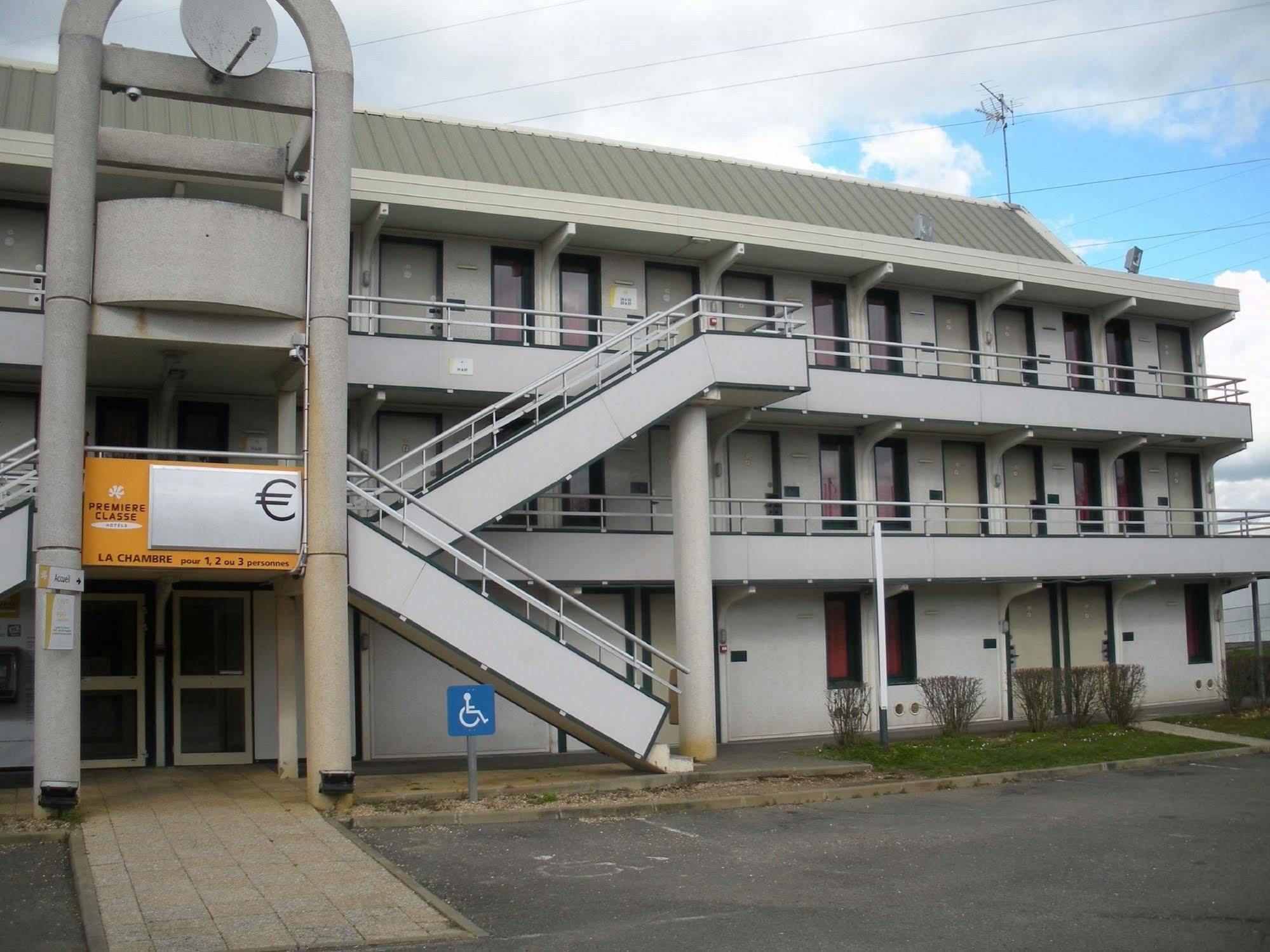 พรีเมียรคลาสเดรอักซ์ Hotel Dreux ภายนอก รูปภาพ